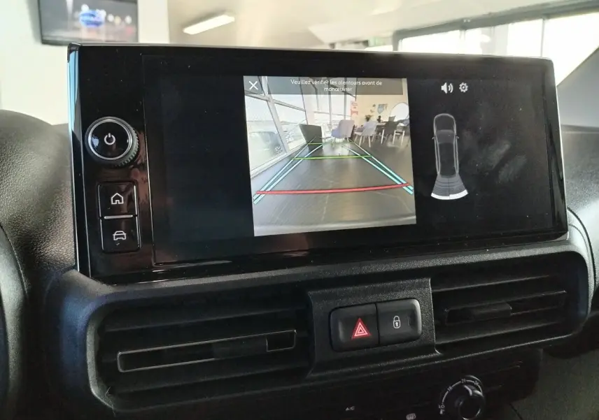 Écran central du Citroën Berlingo 2025 gris acier affichant la caméra de recul avec guidage et capteurs de stationnement.