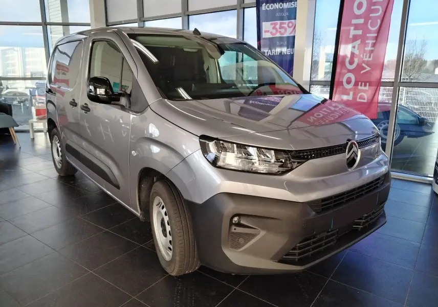 Vue 3/4 avant d'un Citroën Berlingo Van gris acier 2025 avec calandre noire et jantes acier simples.