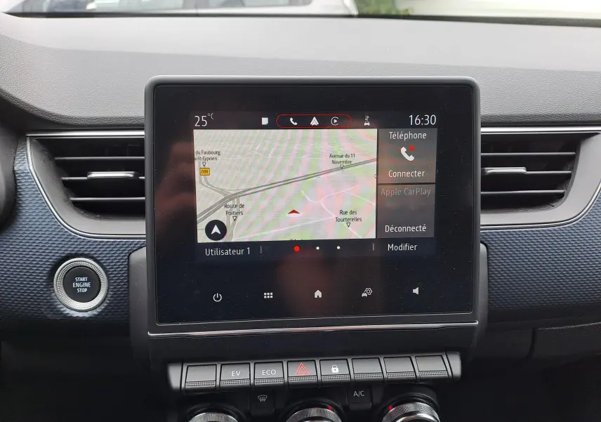 Écran tactile central du tableau de bord Renault Arkana 2023 montrant la navigation et les options téléphone.
