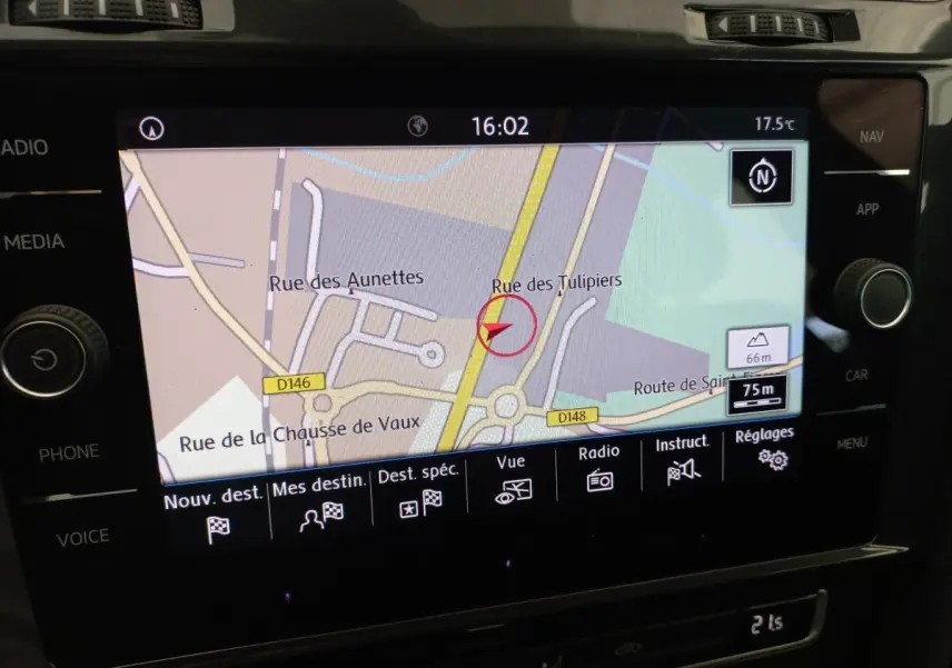 Écran tactile central de la Volkswagen Golf 2019 affichant la navigation avec carte et commandes autour.