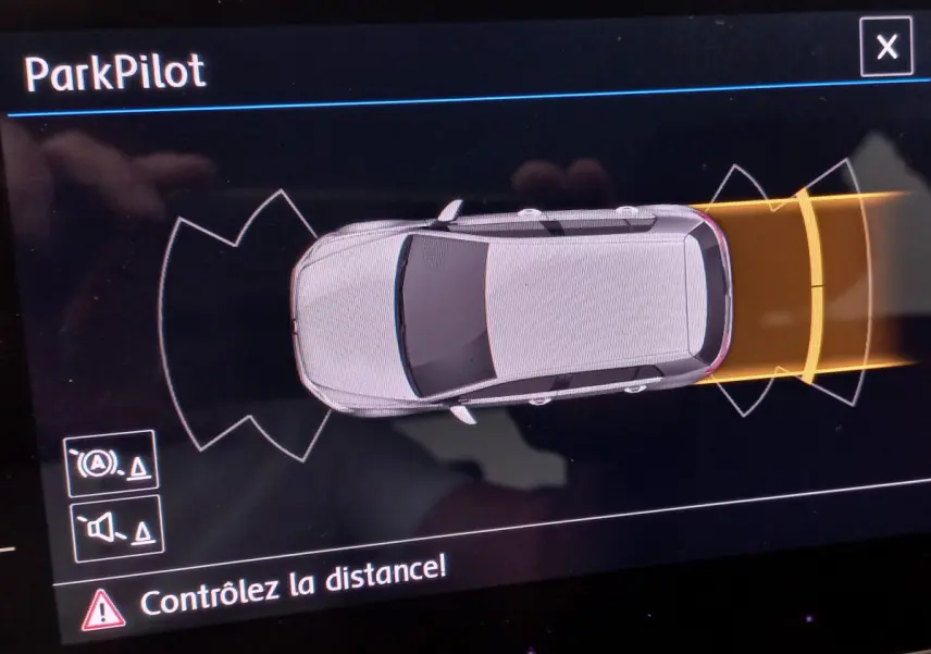 Vue en plan du système ParkPilot d'une Volkswagen Golf gris foncé, indiquant un obstacle à l'arrière avec alerte de distance.
