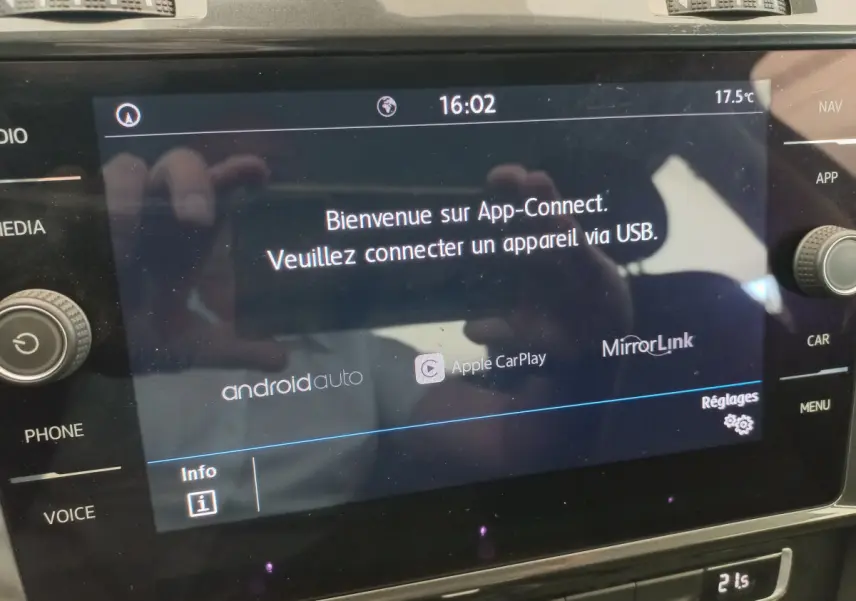 Écran tactile central de la Volkswagen Golf gris foncé 2019 affichant App-Connect avec options Apple CarPlay et Android Auto.