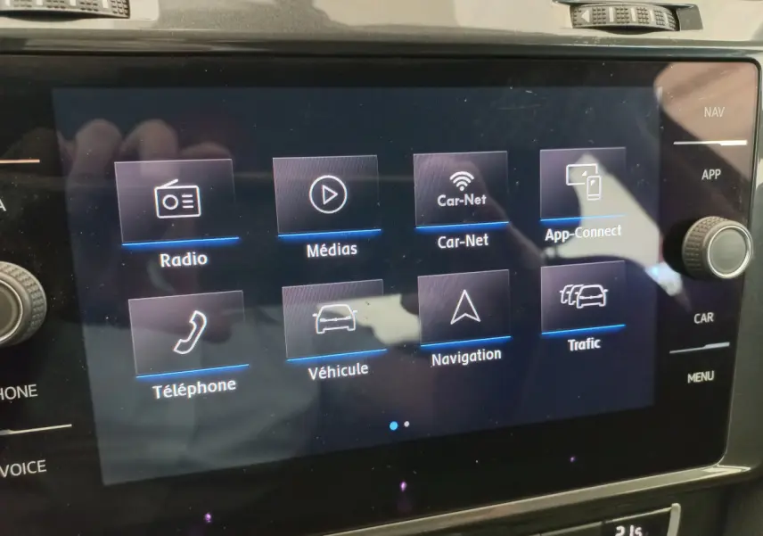 Écran tactile central de la Volkswagen Golf gris foncé 2019 affichant les options multimédias et navigation