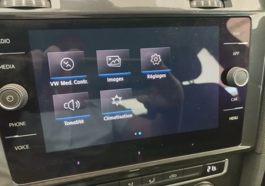 Écran tactile central de la Volkswagen Golf gris foncé 2019 affichant les réglages multimédia et climatisation.