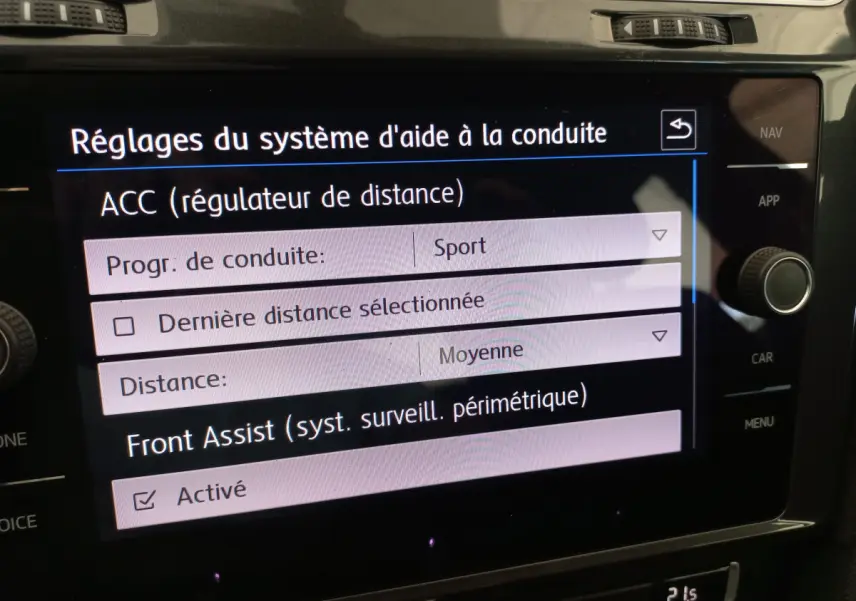 Écran tactile intérieur de la Volkswagen Golf gris foncé 2019 affichant les réglages d'aide à la conduite.