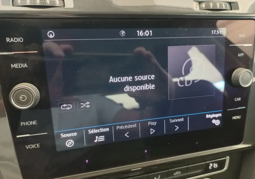 Écran tactile central du système multimédia de la Volkswagen Golf gris foncé, affichant "Aucune source disponible".