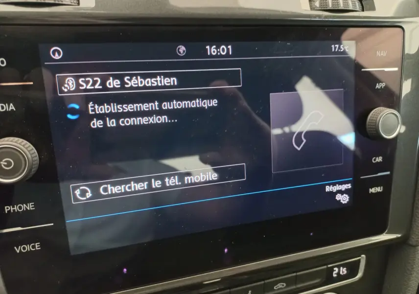 Écran tactile central de la Volkswagen Golf gris foncé, affichant la connexion Bluetooth au téléphone "S22 de Sébastien"