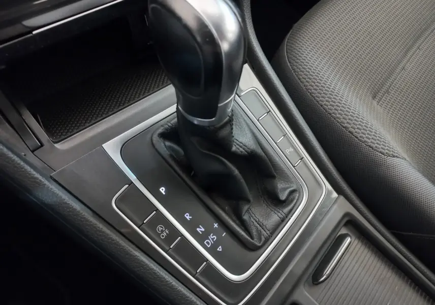 Le levier de vitesse automatique noir de la Volkswagen Golf 2019, vue rapprochée de la console centrale et siège tissu gris.