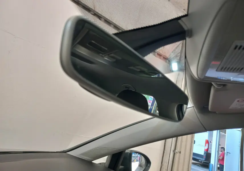 Rétroviseur intérieur et partie avant du toit d'une Volkswagen Golf gris foncé vue côté gauche en intérieur.