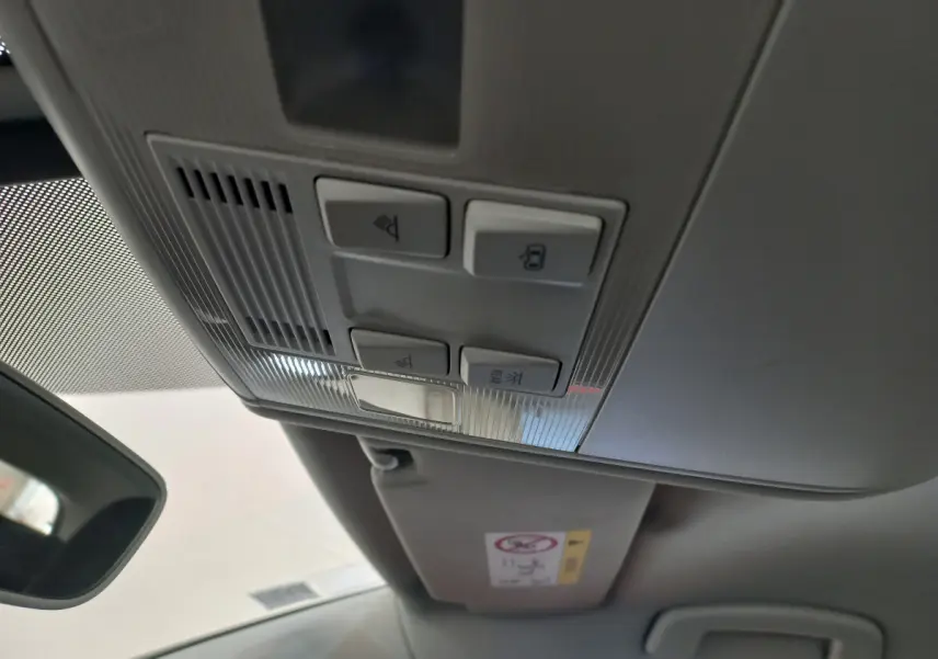 Vue intérieure du plafonnier avec commandes d'éclairage et verrouillage dans une Volkswagen Golf gris foncé 2019.