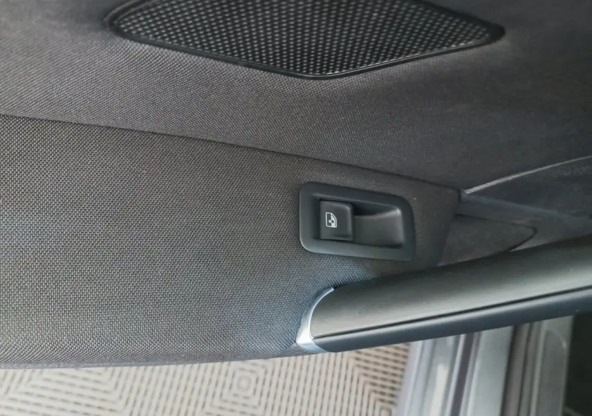 Détail de la poignée intérieure de porte côté gauche d'une Volkswagen Golf gris foncé, version 2019 Confort Business.