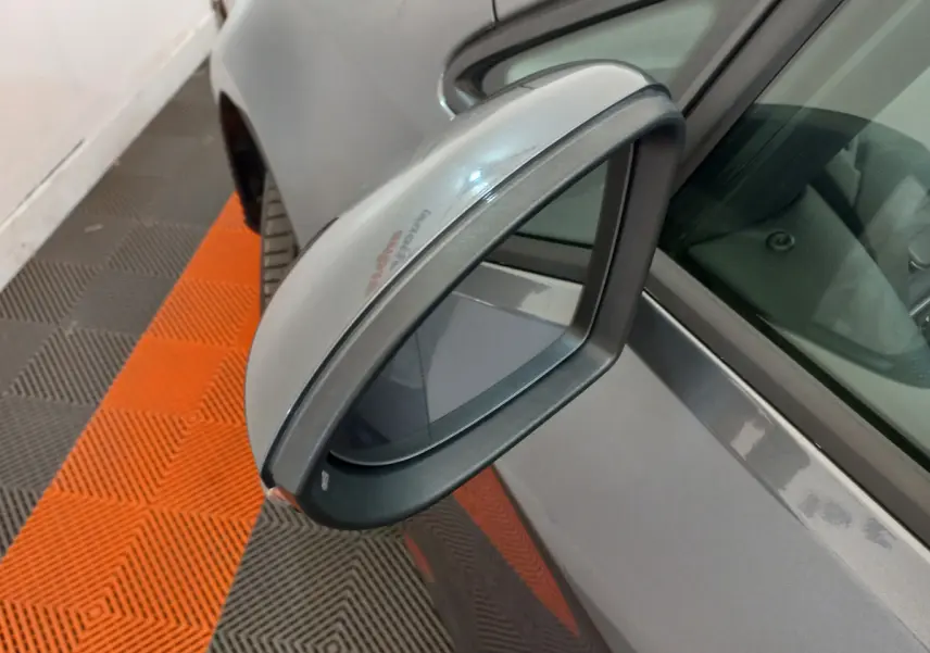 Rétroviseur côté gauche gris foncé de Volkswagen Golf 2019, vue rapprochée sur la portière et vitre avant.