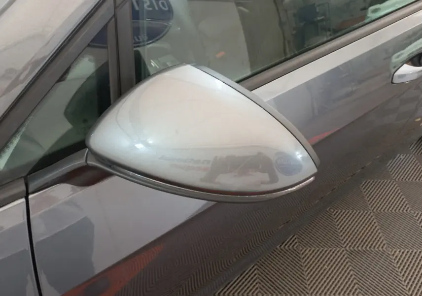 Rétroviseur côté gauche gris foncé de la Volkswagen Golf 1.0 TSI 115 DSG7 Confort Business, vue rapprochée sur porte avant.