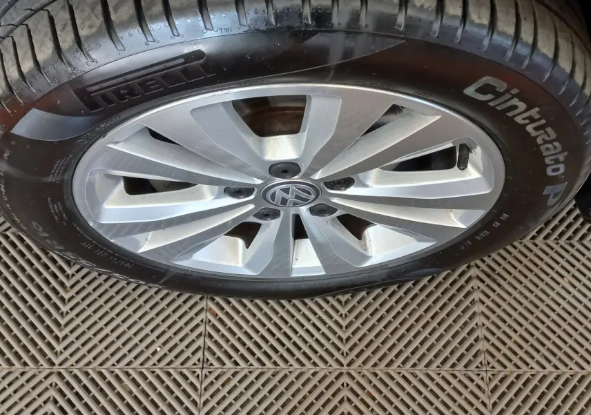 Gros plan sur la jante alliage argentée et pneu Pirelli Cinturato d'une Volkswagen Golf gris foncé.