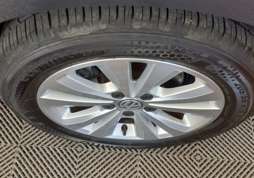 Gros plan sur la jante alliage argentée et pneu d'une Volkswagen Golf gris foncé de 2019.