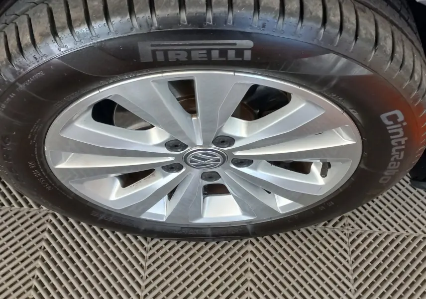 Gros plan sur la jante alliage argentée et pneu Pirelli Cinturato d'une Volkswagen Golf gris foncé de 2019.