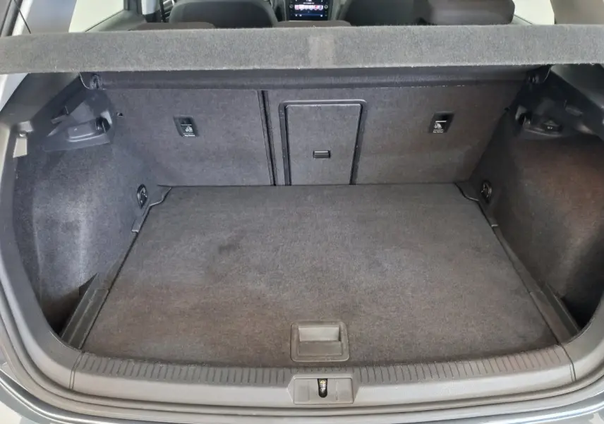 Vue intérieure du coffre gris foncé de la Volkswagen Golf 2019, montrant l'espace de chargement avec banquette arrière rabattable.