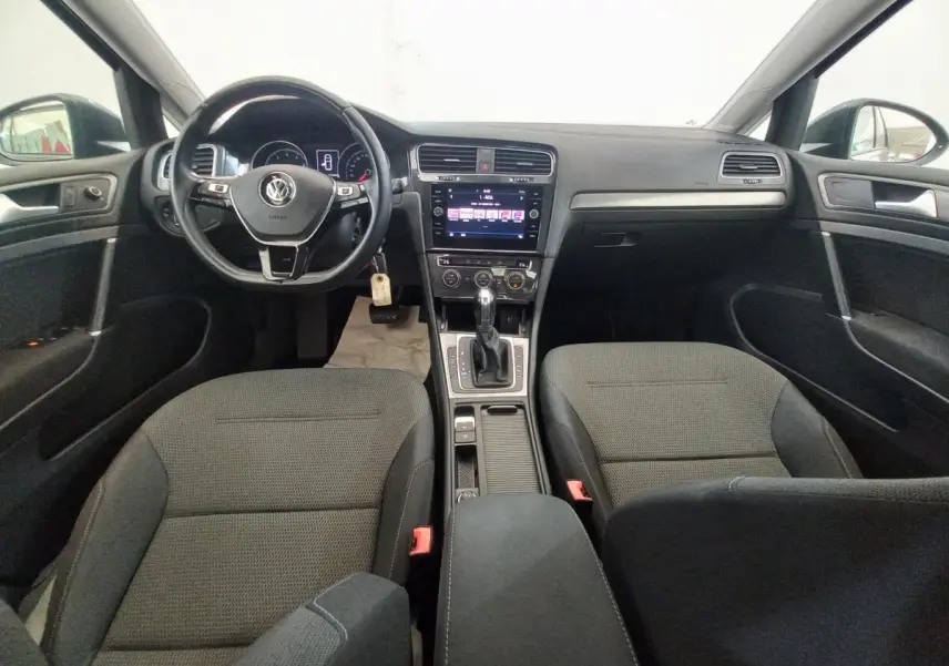 Vue intérieure avant de la Volkswagen Golf 1.0 TSI 115 DSG7 avec tableau de bord noir et volant cuir multifonctions.