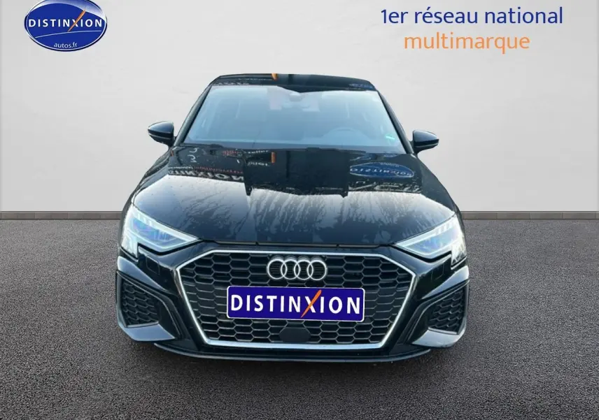 Audi A3 Sportback noir vue de face, mettant en valeur la calandre hexagonale et les phares LED distinctifs.