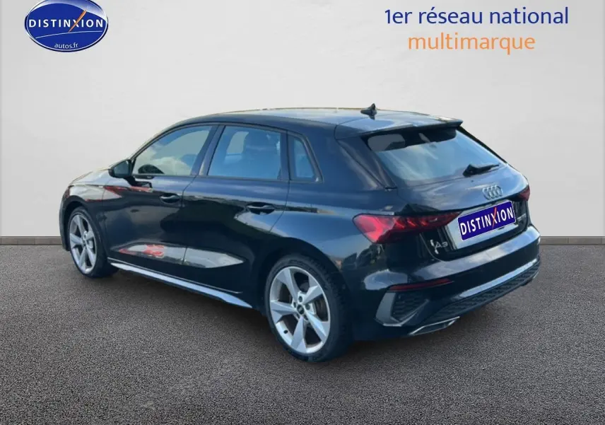 Audi A3 Sportback noir vue 3/4 arrière droit, avec jantes 18 pouces style dynamique et feux arrière LED.