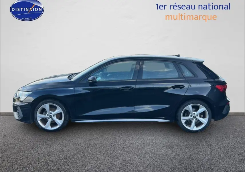 Audi A3 Sportback noir vue de profil côté gauche, soulignant ses jantes 18 pouces et lignes dynamiques.