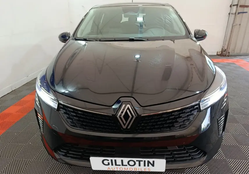 Vue frontale d'une Renault Clio Evolution Blue dCi 100 noire, avec calandre noire et logo Renault bien visible.