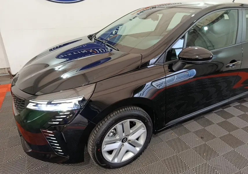 Renault Clio Evolution Blue dCi 100 vue 3/4 avant côté gauche, carrosserie noire brillante avec feux LED allumés.