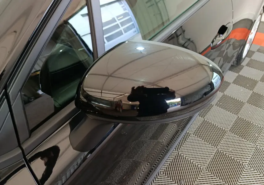 Rétroviseur côté conducteur noir brillant de la Renault Clio Evolution Blue dCi 100 vue de près, angle avant gauche.