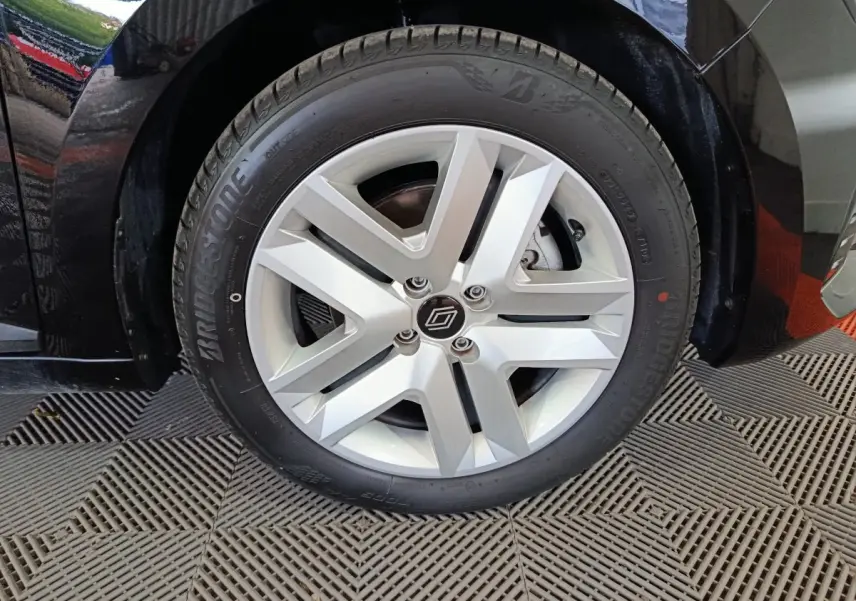 Gros plan sur la roue avant gauche d'une Renault Clio Evolution Blue dCi 100 2025 avec jante argentée et pneu Bridgestone.