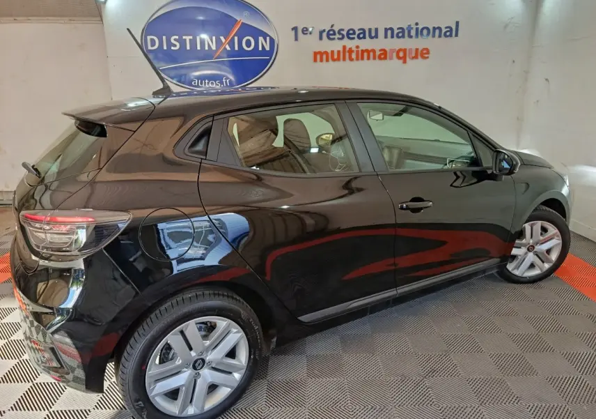 Profil côté gauche d'une Renault Clio Evolution Blue dCi 100 noire, avec jantes argentées et feux arrière LED visibles.