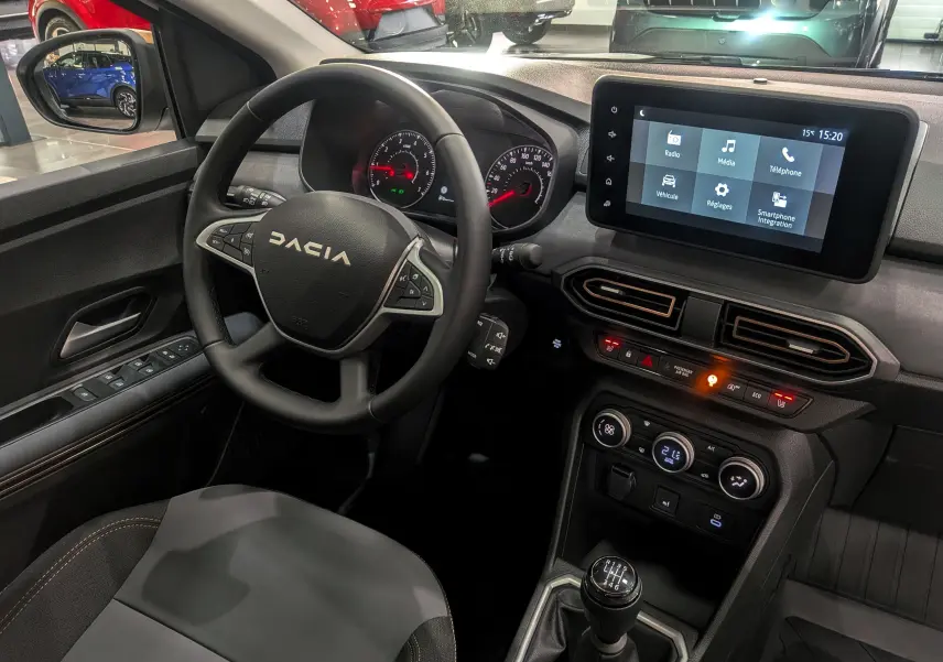 Vue intérieure côté conducteur du Dacia Sandero Stepway 2025 avec tableau de bord moderne et écran tactile central.