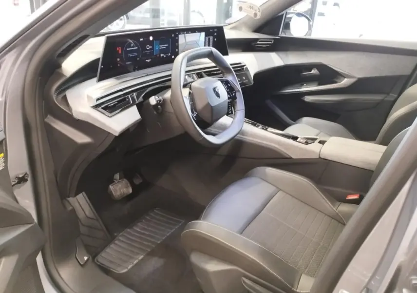 Intérieur avant droit du Peugeot 3008 gris Artense, avec i-Cockpit panoramique et écran incurvé flottant.