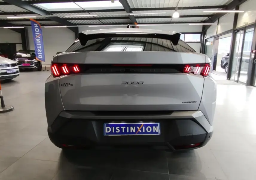Vue arrière d'un Peugeot 3008 hybride gris Artense avec feux arrière LED 3 griffes et bandeau noir laqué.