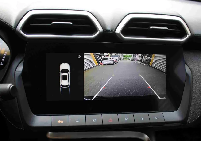 Vue frontale du MG ZS 1.5L Hybrid+ 197 ch en Pebble Black Metal avec calandre noire et phares LED distinctifs.