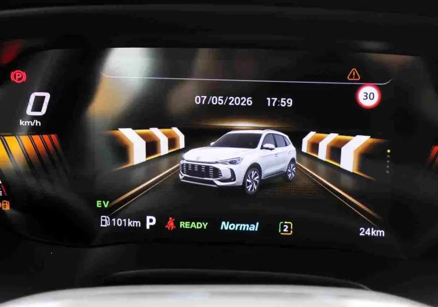 Gros plan sur la roue avant gauche noire brillante du MG ZS 1.5L Hybrid+ Pebble Black Metal, avec jante au design moderne.