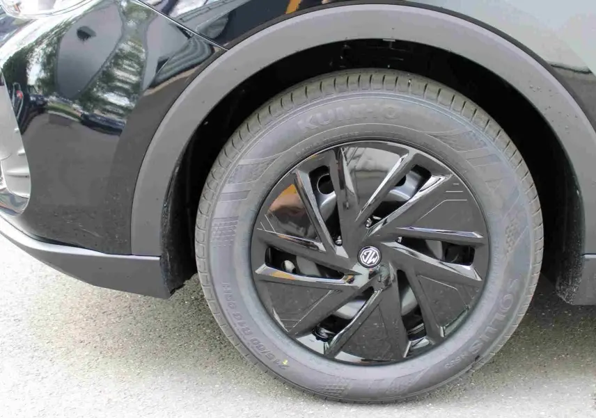 Gros plan sur la roue arrière droite noire brillante du MG ZS 1.5L Hybrid+ 2026 en Pebble Black Metal.