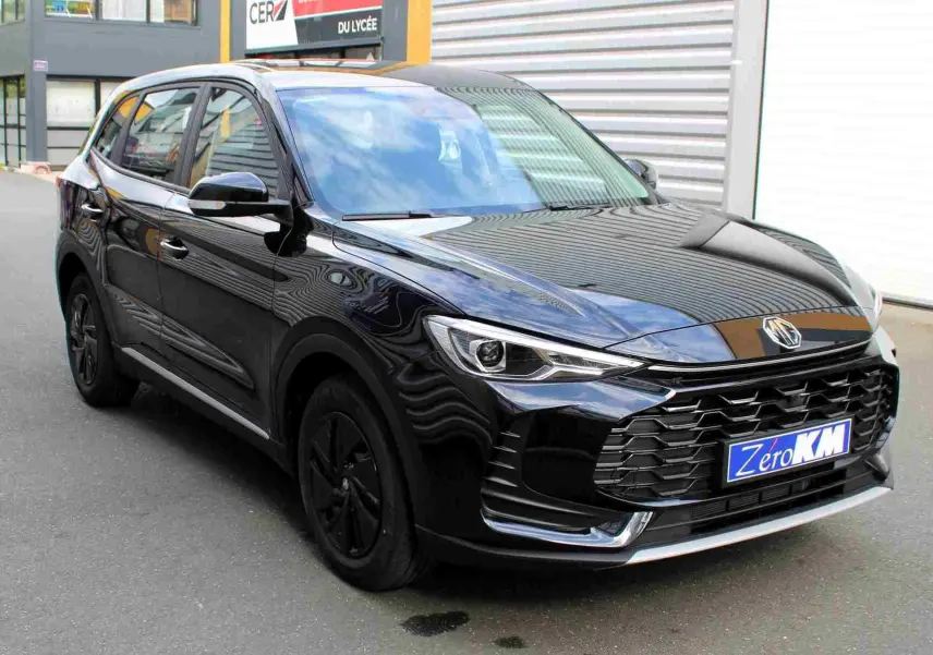 Vue intérieure centrée sur le volant et tableau de bord du MG ZS 1.5L Hybrid+ noir avec écran tactile et commandes au volant.