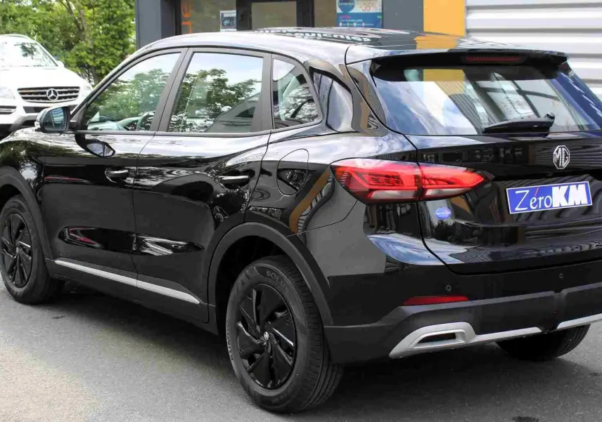 Vue intérieure côté arrière droit du siège tissu gris du MG ZS 1.5L HYBRID+ Pebble Black Metal avec ceinture de sécurité.