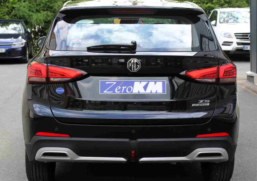 Vue intérieure côté gauche des sièges arrière en tissu gris foncé du MG ZS 1.5L HYBRID+ Pebble Black Metal 2026.