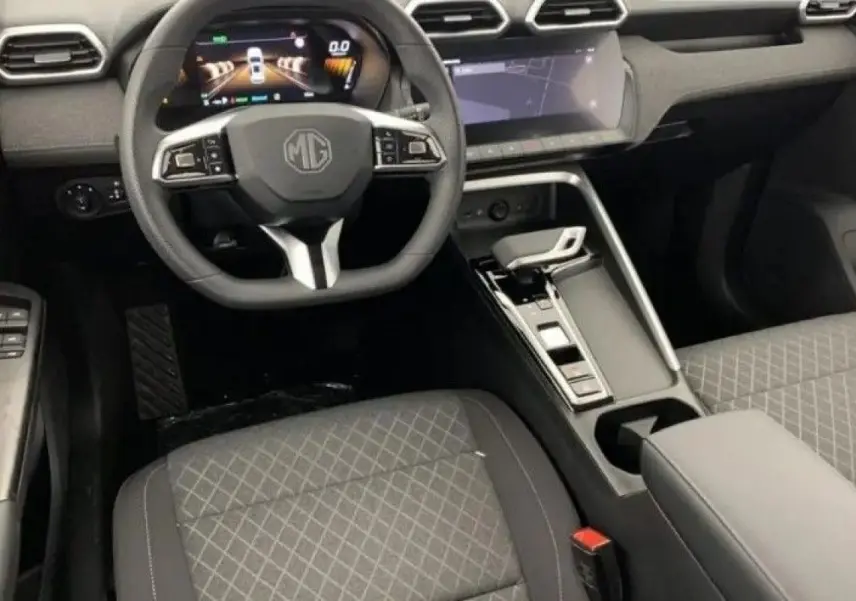 MG ZS 1.5L Hybrid+ noir Pebble Black, vue 3/4 avant droit devant un bâtiment commercial Distinxion.