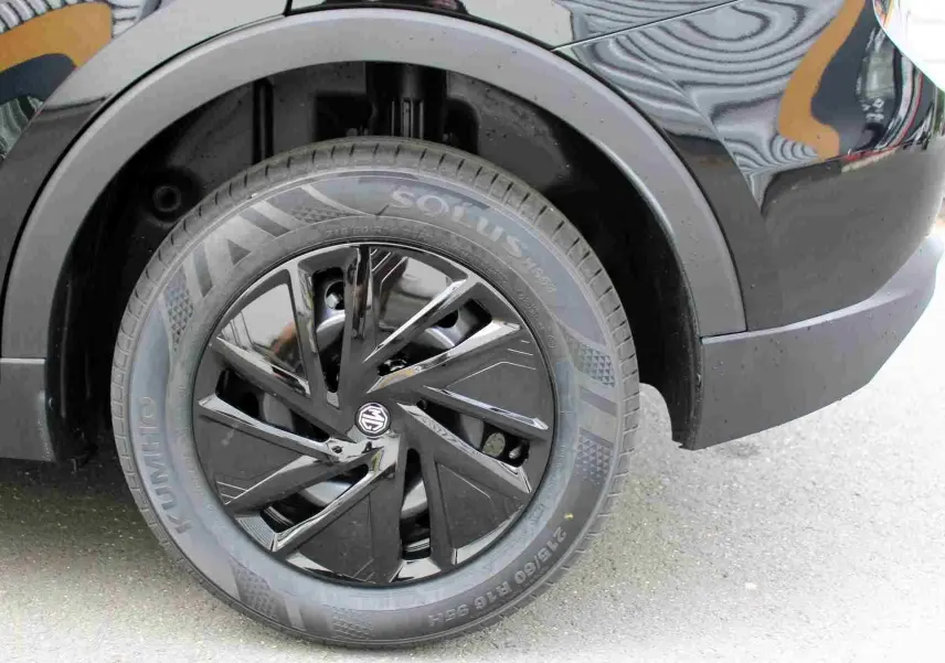 Vue intérieure frontale du tableau de bord du MG ZS 2026 en Pebble Black Metal, avec écran tactile central et volant multifonction.