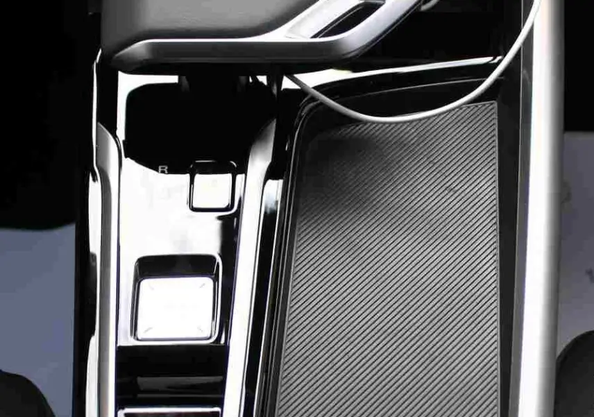 Écran tactile central du MG ZS 2026 en Pebble Black, affichant navigation, radio, climatisation et connectivité smartphone.