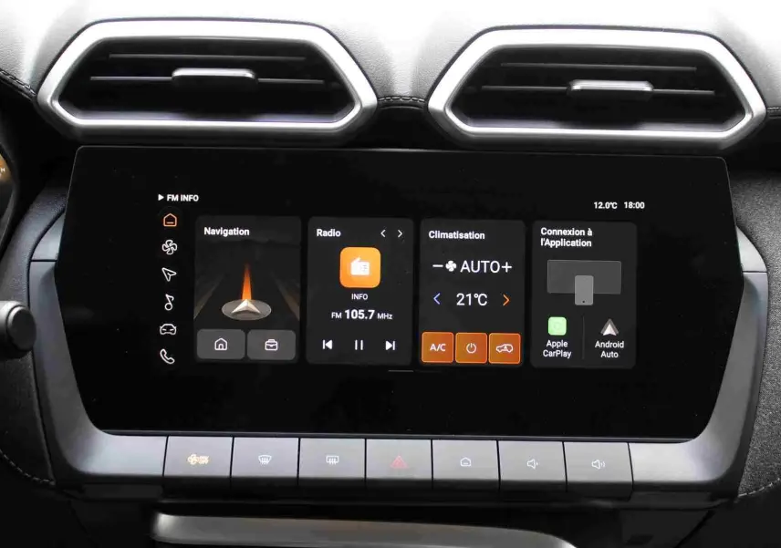 Écran tactile central du MG ZS 2026 en Pebble Black, affichant les commandes de climatisation et ventilation.