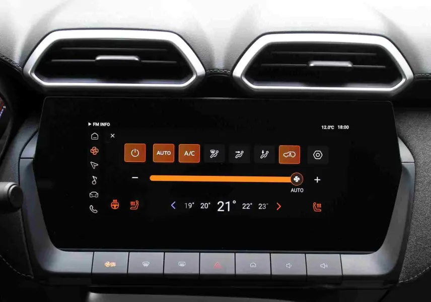 Vue rapprochée de l'écran tactile central du MG ZS 2026, affichant le menu musique USB, entouré de commandes et aérateurs.