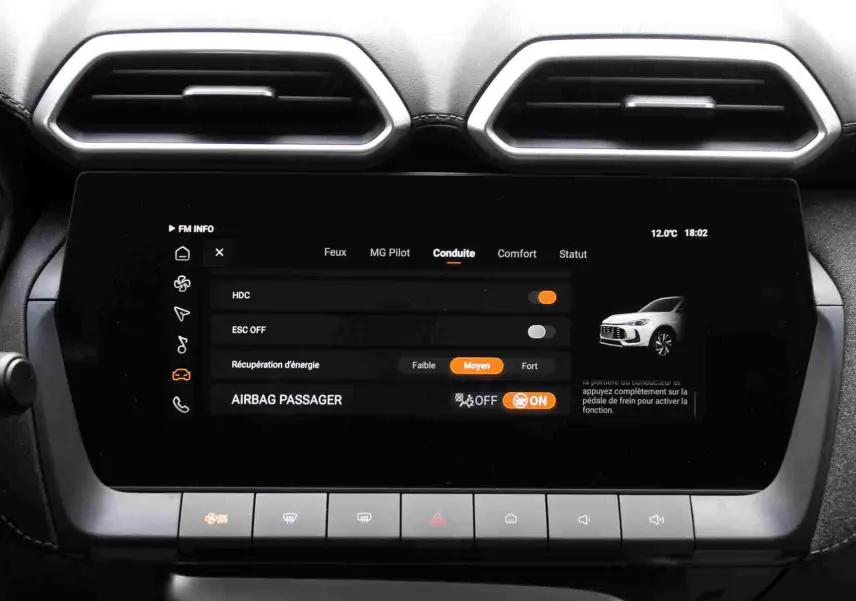 Écran tactile central du MG ZS 1.5L Hybrid+ 2026 affichant les options d'assistance à la conduite, intérieur gris.