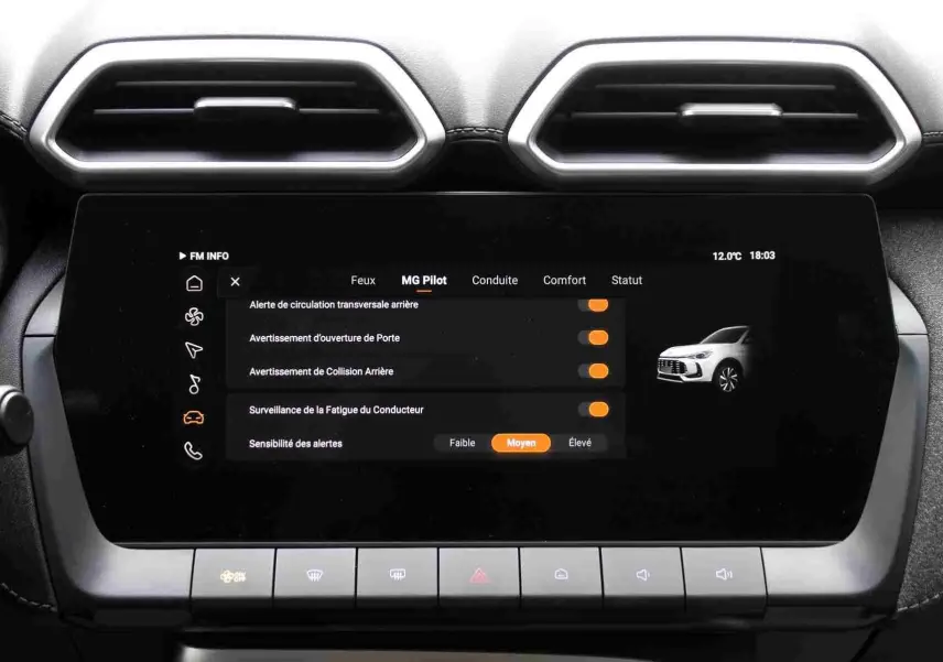 Écran tactile central du tableau de bord du MG ZS Pebble Black, affichant les réglages de confort et commandes.