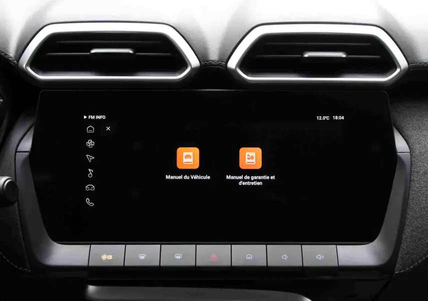 Gros plan sur le bouton de réglage des rétroviseurs et de l’éclairage du tableau de bord dans un MG ZS Pebble Black 2026.