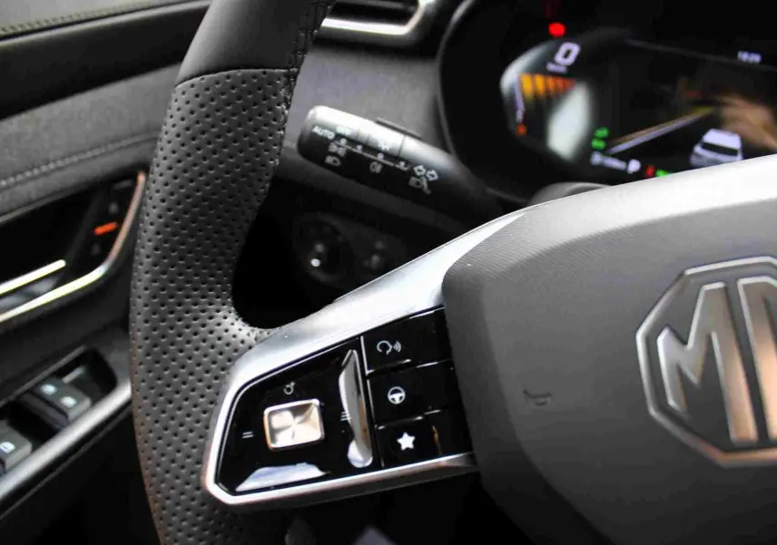 Vue rapprochée de l’écran central du MG ZS 2026 affichant la caméra de recul et l’interface de stationnement.