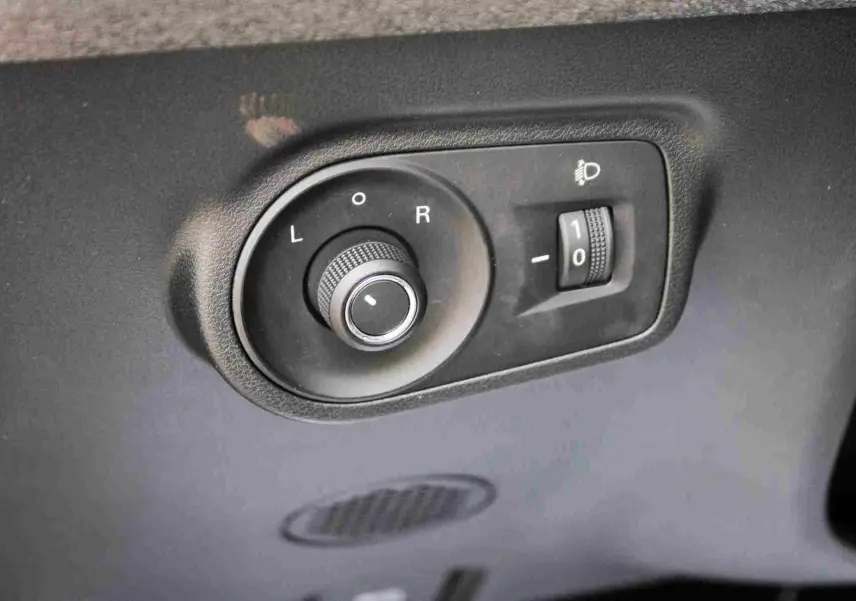Gros plan sur la console centrale du MG ZS 2026, montrant les ports USB et prise 12V dans un intérieur noir.