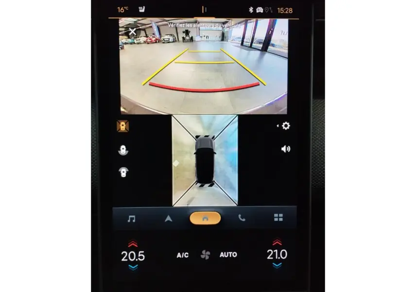 Écran tactile montrant la caméra de recul et la vue 360° du Citroën C5 Aircross gris platine en intérieur.
